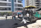 Şanlıurfa Büyükşehir Belediyesi Seyrantepe Mahallesi'nde 250 metrelik yeni yolu sıcak asfaltla hizmete hazırlıyor