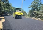 Kocaeli Büyükşehir Belediyesi Yuvacık'ta altyapısı tamamlanan yollarda üstyapı yenileme çalışmalarını sürdürüyor