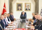 Trabzon Büyükşehir Belediye Başkanı Ahmet Metin Genç, “Şehir Trafik Güvenliği” toplantısında sezon öncesi ulaşım önlemlerini değerlendirdi
