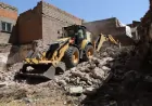 Diyarbakır Büyükşehir Belediyesi ve Bağlar Belediyesi Muradiye Mahallesi’nde Risk Oluşturan Metruk Yapıları Kontrollü Şekilde Yıkıyor