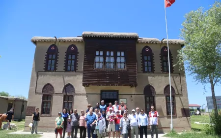 Van Büyükşehir Belediyesi şehit ve gazi ailelerini kentin tarihi ve kültürel değerleriyle buluşturdu