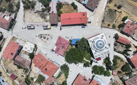 Uşak Belediyesi Değirmendere Caddesi ile iki mahallede kapsamlı yol ve taş parke yenileme çalışmalarını başlattı