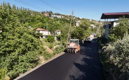 Hatay Büyükşehir Belediye Başkanı Mehmet Öntürk’ün seçim vaadi doğrultusunda Kırıkhan’daki 3 bin 700 metrelik bağlantı yolunda beton asfalt çalışmaları sürüyor