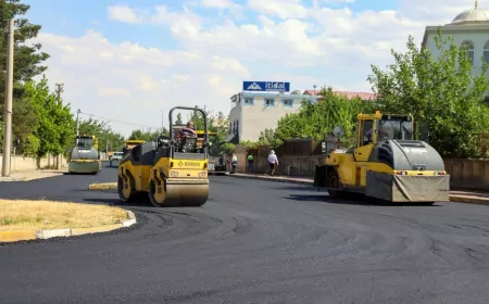 Diyarbakır Büyükşehir Belediyesi Bağcılar Mahallesi'nde 10 Yıldır Hizmet Görmeyen 16 Bin 500 Metrelik Yol Ağını 57 Bin Ton Asfaltla Yeniliyor