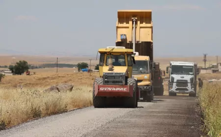 Şanlıurfa Büyükşehir Belediyesi Siverek'te 13 Kilometrelik Kırsal Yol Güzergahını Sathi Asfalt Kaplama Çalışmasıyla Yeniliyor