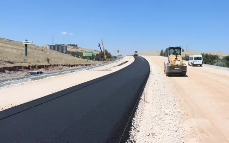 Şanlıurfa Büyükşehir Belediyesi Evren Sanayi Sitesi Katlı Köprülü Kavşak Projesi'nde sıcak asfalt serimi aralıksız sürüyor