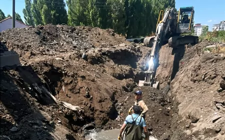 Ağrı Belediyesi Fırat Mahallesi'nde 550 metrelik ana hat kolektörü çalışmasını sürdürüyor