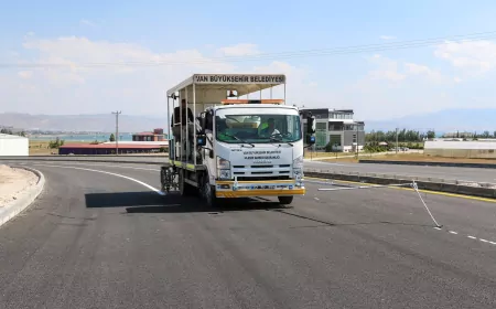 Van Büyükşehir Belediyesi Van Gölü Sahil Yolu'nun 4. Etabında Yol Çizgi Çalışmalarını Sürdürüyor