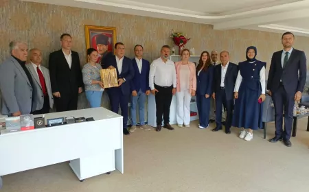 Milliyetçi Hareket Partisi Eskişehir İl Başkanı Ayhan Sezer Aşina Koleji'ni ziyaret ederek eğitim çalışmaları hakkında bilgi aldı