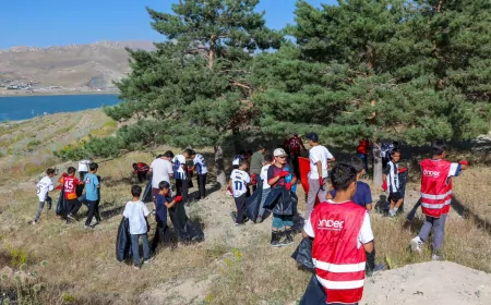 Van Büyükşehir Belediyesi Toprakkale Ormanlık Alanında Çevre Temizliği Gerçekleştirdi
