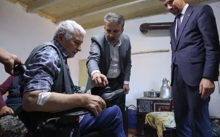 Bursa Büyükşehir Belediyesi Başkan Vekili Şahin Biba: “Ali amcamıza verdiğimiz sözü yerine getirerek akülü tekerlekli sandalyesini teslim ettik”