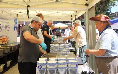Bursa Büyükşehir Belediyesi Muharrem ayı kapsamında İznik’te vatandaşlara aşure ikramında bulundu