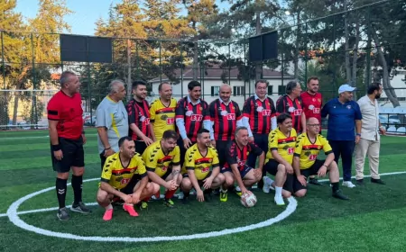 AK Parti Eskişehir İl Başkanı Gürhan Albayrak ve MHP Eskişehir İl Başkanı Ayhan Sezer ALF Arena Halı Saha Spor Tesisleri'nin açılışında dostluk maçında buluştu