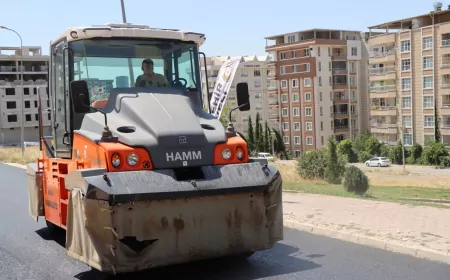 Şanlıurfa Büyükşehir Belediyesi Akbayır Mahallesi’nde sıcak asfalt çalışmalarını aralıksız sürdürüyor