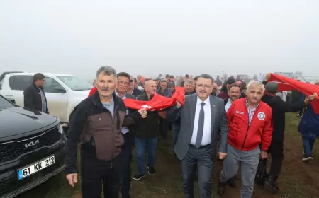 Trabzon Büyükşehir Belediye Başkanı Ahmet Metin Genç: “Çataltepe Şehitliği'nin yolunu ve eksikliklerini birlikte gidereceğiz”