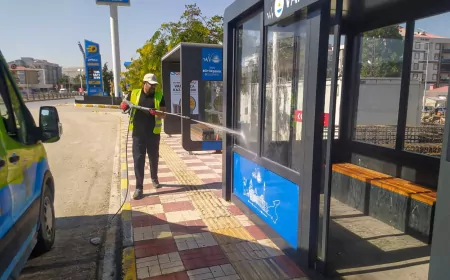 Van Büyükşehir Belediyesi Mobil Temizlik ve Yıkama Aracı Kent Genelindeki Otobüs Duraklarında Hijyen Çalışmalarını Sürdürüyor