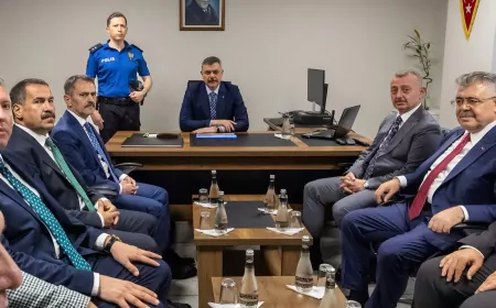 İçişleri Bakanı Mustafa Çiftçi, Kocaeli Büyükşehir Belediyesi'nin vizyon projelerini yerinde inceleyerek gençlerle bir araya geldi
