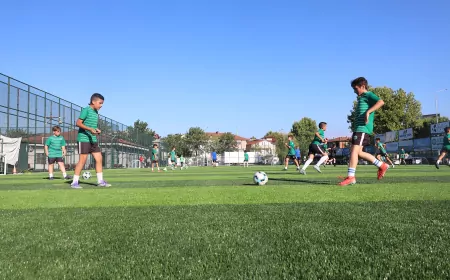 Sakarya Büyükşehir Belediyesi Harmanlıkspor Sahası'nın zeminini yeniledi, genç sporcular ilk antrenmanını modern sentetik çimde gerçekleştirdi