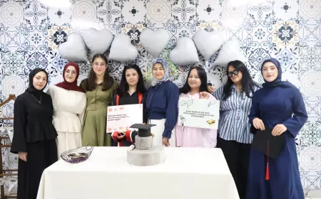 Kocaeli Büyükşehir Belediyesi Beyaz Kalpler Eğitim ve Gelişim Merkezi’nde pastacılık ve aşçılık eğitimini tamamlayan gençler mezuniyet sevinci yaşadı