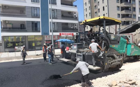 Şanlıurfa Büyükşehir Belediyesi Seyrantepe Mahallesi'nde 250 metrelik yeni yolu sıcak asfaltla hizmete hazırlıyor