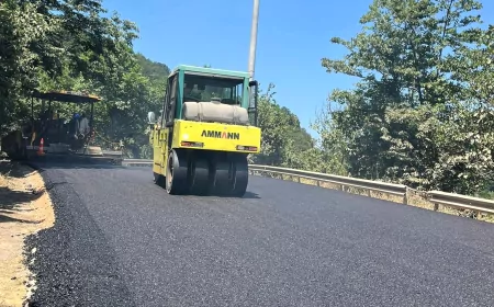 Kocaeli Büyükşehir Belediyesi Yuvacık'ta altyapısı tamamlanan yollarda üstyapı yenileme çalışmalarını sürdürüyor