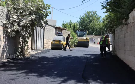 Şanlıurfa Büyükşehir Belediyesi Hilvan’da yaklaşık 6 kilometrelik sıcak asfalt çalışmasını sürdürüyor