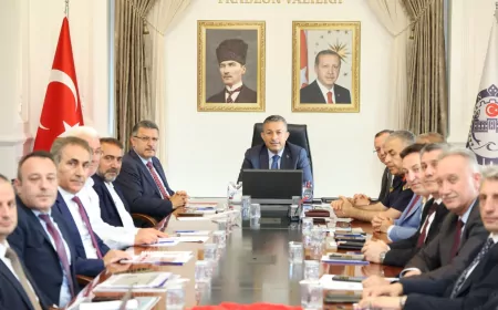 Trabzon Büyükşehir Belediye Başkanı Ahmet Metin Genç, “Şehir Trafik Güvenliği” toplantısında sezon öncesi ulaşım önlemlerini değerlendirdi