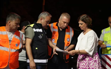 Eskişehir Büyükşehir Belediye Başkanı Ayşe Ünlüce, ESKİ'nin gece boyunca tamamladığı su hattı onarım çalışmalarını sahada inceledi