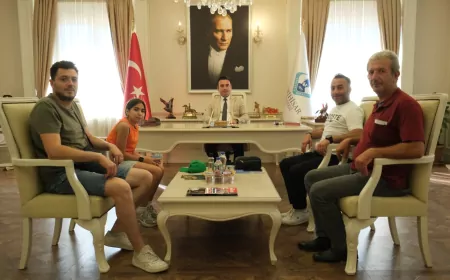 Yenilik Partisi Eskişehir İl Başkanı Serkan Ortatepe, Sivrihisar Belediye Başkanı Habil Dökmeci'yi ziyaret etti