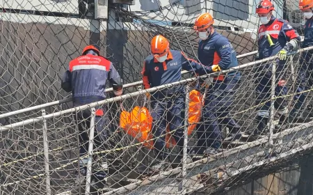 Trabzon Limanı'na Ulaşan İHA Saldırısına Uğrayan MV Reyhan Sarı Gemisinde Yaşamını Yitiren Denizcinin Cenazesi Enkazdan Çıkarıldı
