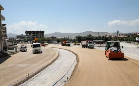 Van Büyükşehir Belediyesi Hatuniye Yolu İkinci Etap Çalışmalarında PMT Serimini Sürdürüyor