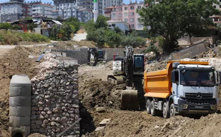 Hatay Büyükşehir Belediyesi Asi Taşkın Koruma Projesi kapsamında HATSU koordinasyonunda altyapı ve dere ıslahı çalışmaları sürüyor