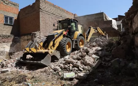 Diyarbakır Büyükşehir Belediyesi ve Bağlar Belediyesi Muradiye Mahallesi’nde Risk Oluşturan Metruk Yapıları Kontrollü Şekilde Yıkıyor