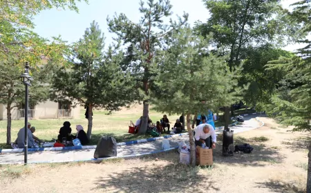 Van Büyükşehir Belediyesi yaşlı bireyleri Van Gölü kıyısında doğayla buluşturdu
