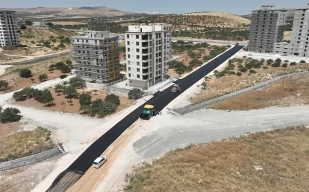Şanlıurfa Büyükşehir Belediyesi Batıkent'te 4087 Cadde'yi sıcak asfaltla yenileyerek Azerbaycan Bulvarı'na alternatif güzergâh oluşturuyor