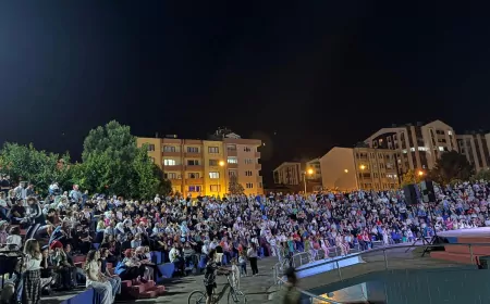 Trabzon Büyükşehir Belediyesi Şehir Tiyatrosu'nun "Ünlü Show" Turnesi 11 İlçede Binlerce Sanatseverle Buluştu