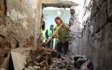 Diyarbakır Büyükşehir Belediyesi ve Bağlar Belediyesi Muradiye Mahallesi'nde toplum güvenliğini tehdit eden metruk yapıları ortak çalışmayla yıkıyor