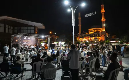 VAN BÜYÜKŞEHİR BELEDİYESİ KONSERVATUVARI EDREMİT SAHİLİNDE TÜRK SANAT MÜZİĞİ VE VAN TÜRKÜLERİNİ VATANDAŞLARLA BULUŞTURDU