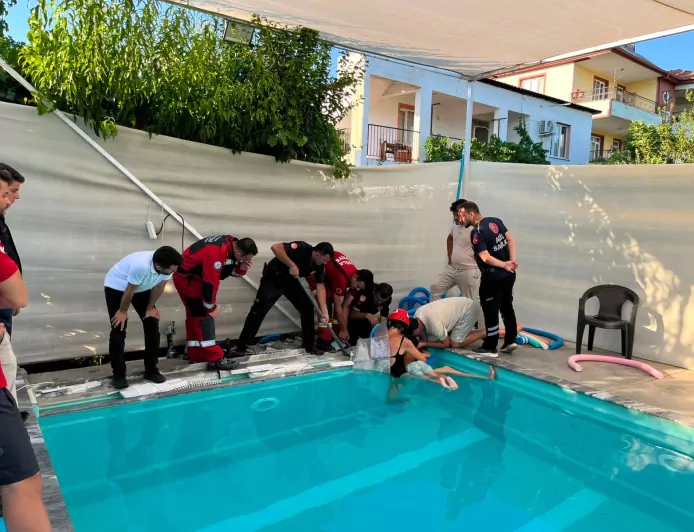 Muğla Büyükşehir Belediyesi İtfaiyesi Zamanla Yarıştı, Havuzda Kolu Sıkışan 4 Yaşındaki Çocuk Kurtarıldı