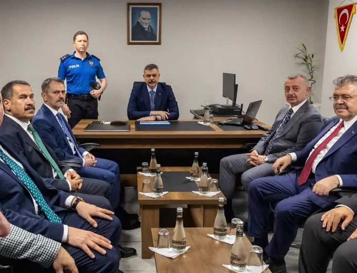İçişleri Bakanı Mustafa Çiftçi, Kocaeli Büyükşehir Belediyesi'nin vizyon projelerini yerinde inceleyerek gençlerle bir araya geldi
