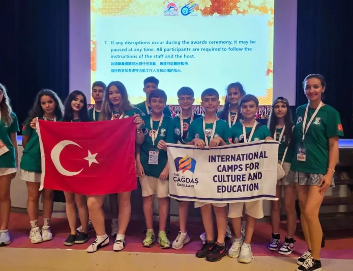 Özel Çağdaş Okulları öğrencileri Tokyo'daki Dünya Matematik Yarışması'nda 12 madalya kazandı