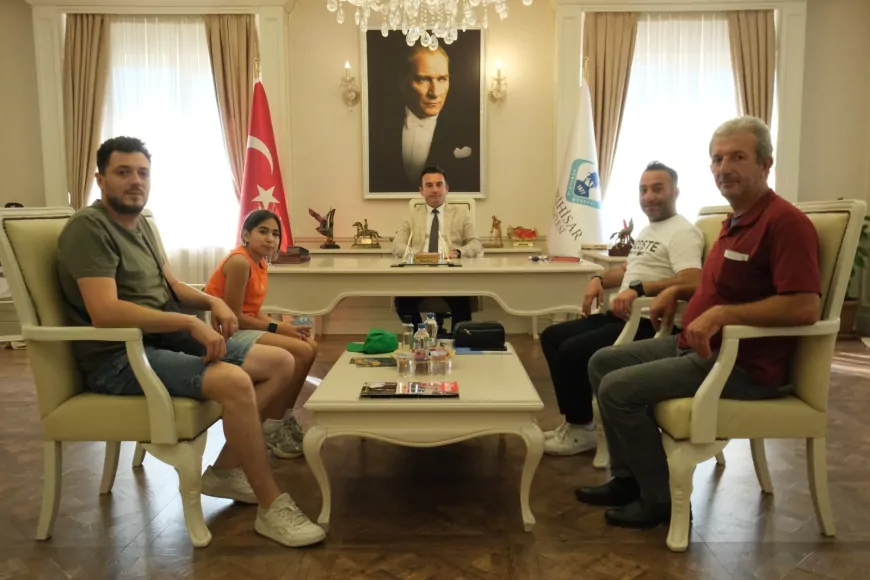 Yenilik Partisi Eskişehir İl Başkanı Serkan Ortatepe, Sivrihisar Belediye Başkanı Habil Dökmeci'yi ziyaret etti
