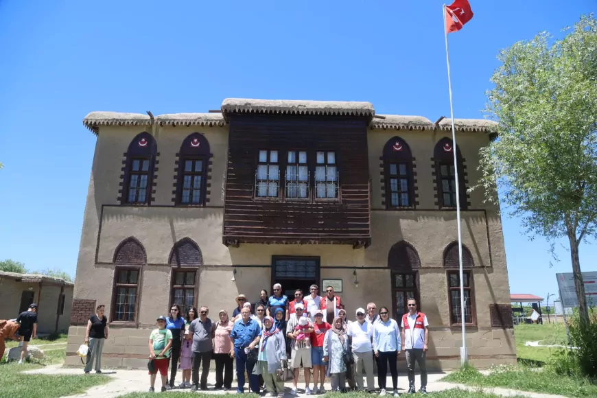 Van Büyükşehir Belediyesi şehit ve gazi ailelerini kentin tarihi ve kültürel değerleriyle buluşturdu