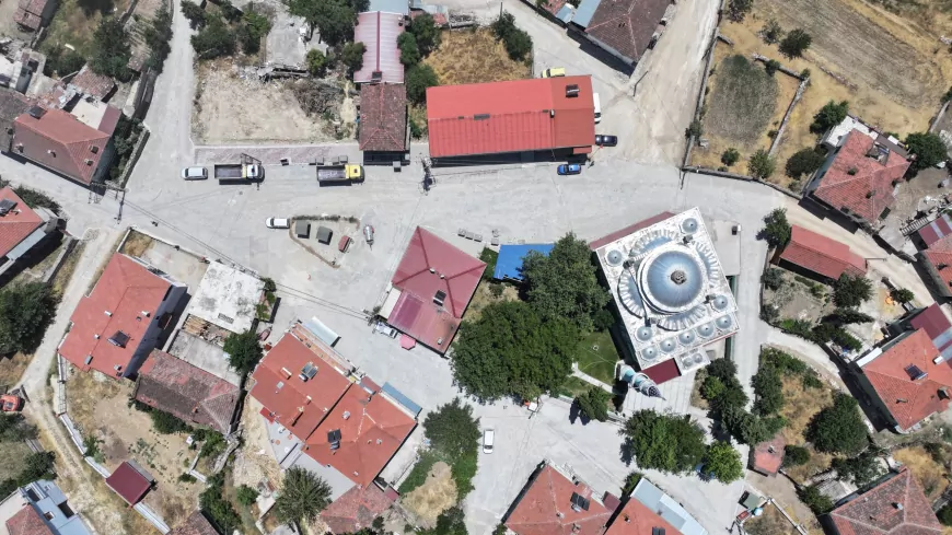 Uşak Belediyesi Değirmendere Caddesi ile iki mahallede kapsamlı yol ve taş parke yenileme çalışmalarını başlattı