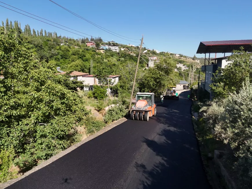 Hatay Büyükşehir Belediye Başkanı Mehmet Öntürk’ün seçim vaadi doğrultusunda Kırıkhan’daki 3 bin 700 metrelik bağlantı yolunda beton asfalt çalışmaları sürüyor