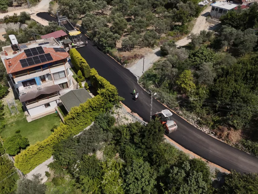Hatay Büyükşehir Belediyesi Defne Dursunlu Mahallesi Mezarlık Yolunda Asfalt Serimi Çalışmalarını Başlattı