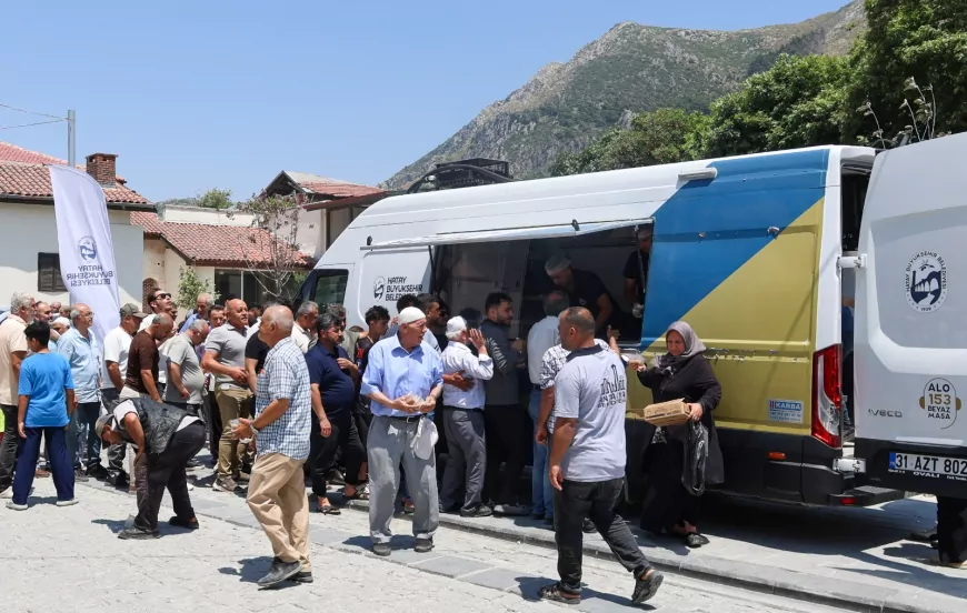 Hatay Büyükşehir Belediyesi Habib-i Neccar Camii'nde Muharrem Ayı Dolayısıyla Vatandaşlara Aşure İkramında Bulundu
