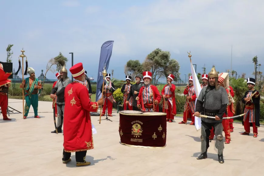 Hatay Büyükşehir Belediyesi Mehteranı “Ecdadın İzinde” Programıyla İskenderun’da Tarihi ve Milli Değerleri Yaşattı
