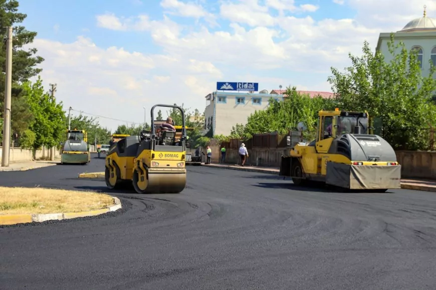 Diyarbakır Büyükşehir Belediyesi Bağcılar Mahallesi'nde 10 Yıldır Hizmet Görmeyen 16 Bin 500 Metrelik Yol Ağını 57 Bin Ton Asfaltla Yeniliyor