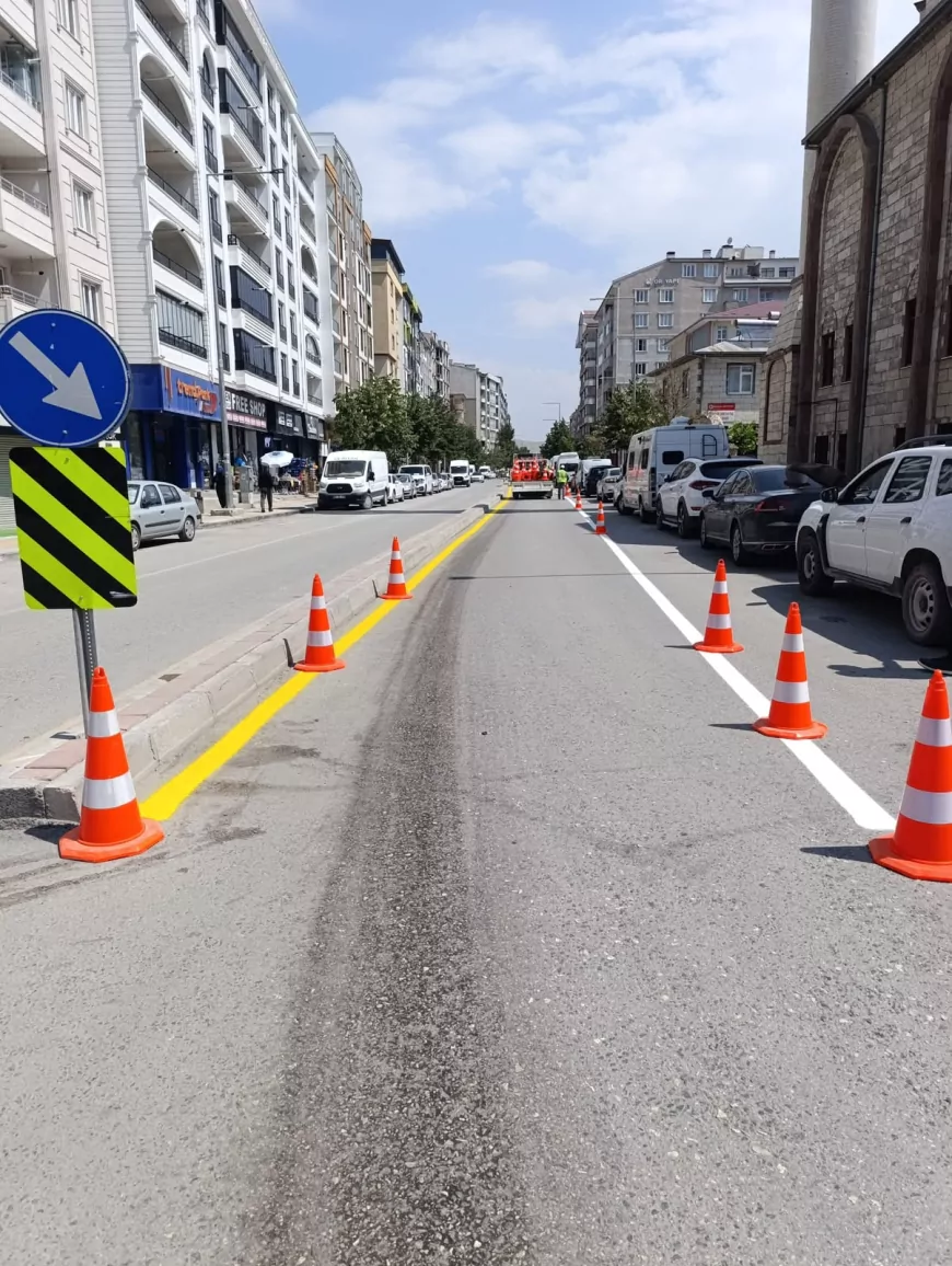 Van Büyükşehir Belediyesi Kent Genelinde Trafik Güvenliğini Artırmak İçin 15 Kilometrelik Yol Çizgi Çalışması Yaptı